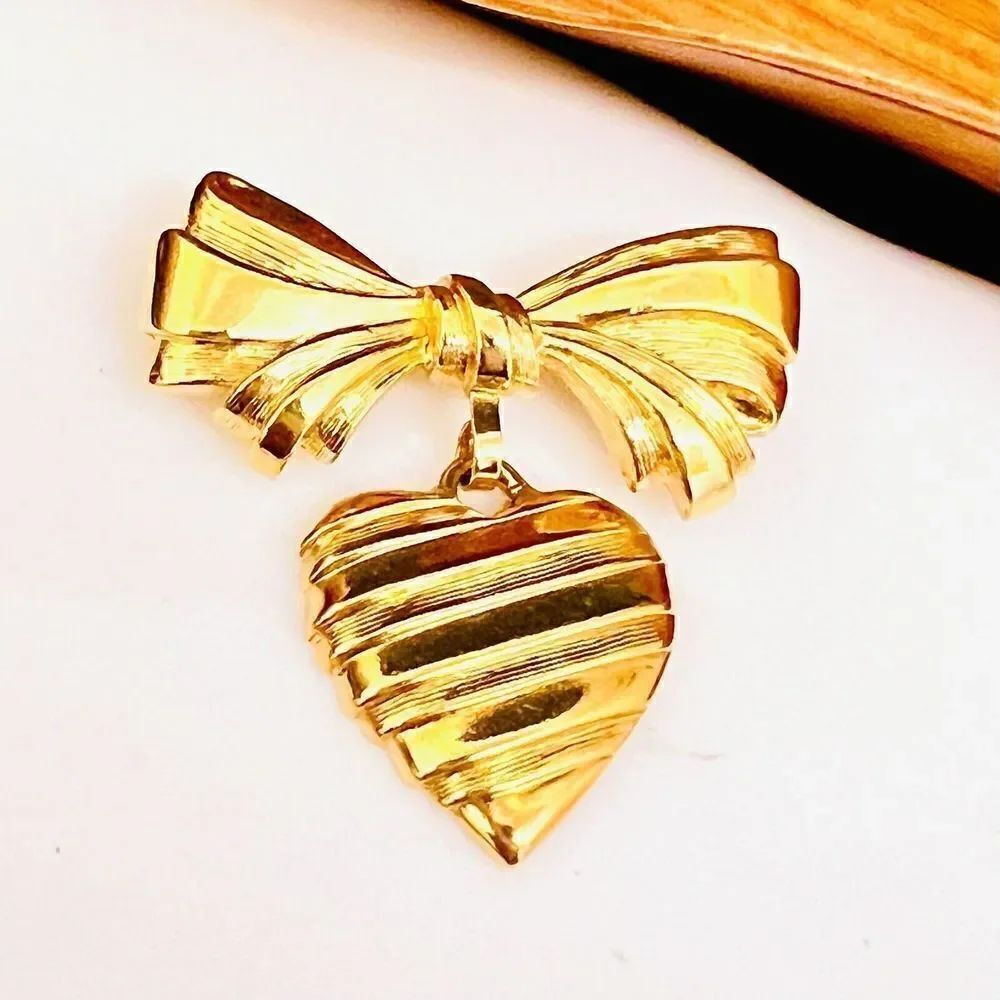 Vintage Avon Brooch Gold Tone Bow Dangle Hanging Heart Pin Textured Love 1369